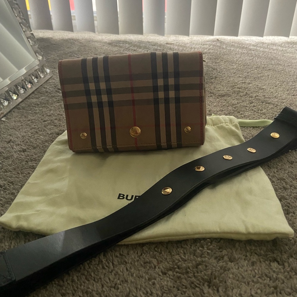 Womens crossbody Burberry bag comes with original packaging - Picture 7 of 8
